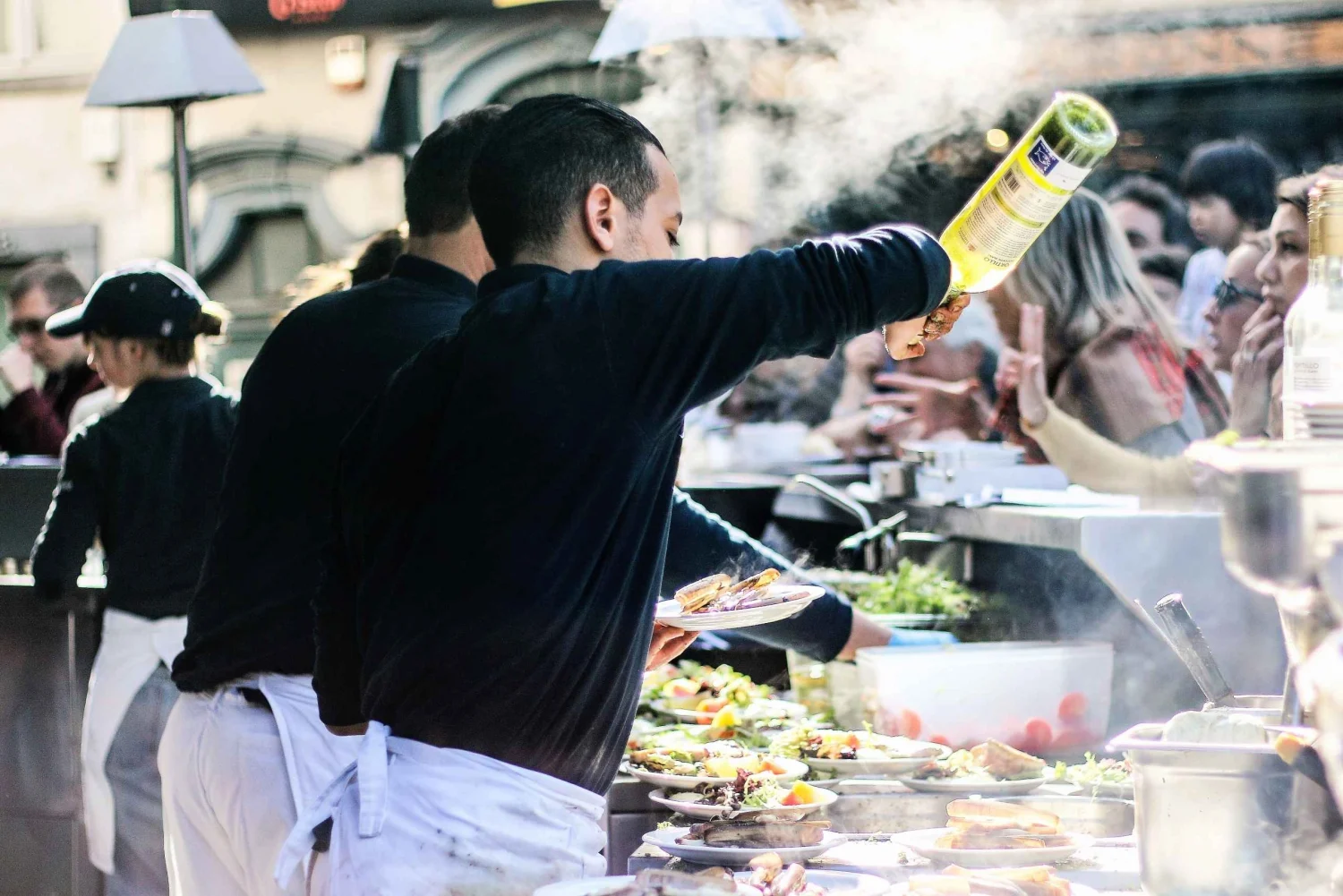 Chef professionnel préparant des plats raffinés